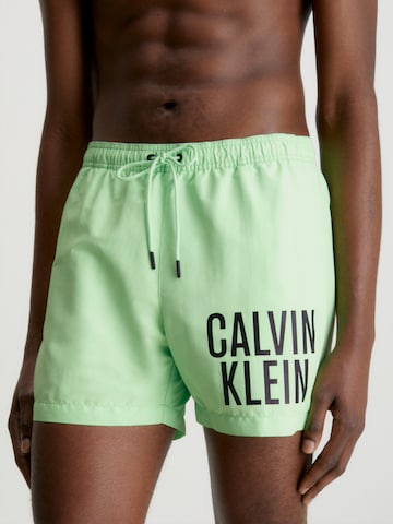 Calvin Klein Swimwear Plavecké šortky – zelená: přední strana