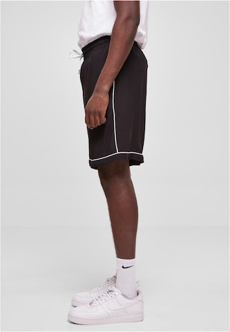 Urban Classics Loosefit Shorts in Schwarz