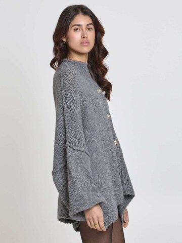 Lilavie Strickjacke ' Lolaa Oversize One Size ' in Grau