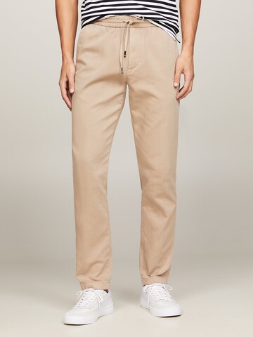 Regular Pantalon chino TOMMY HILFIGER en beige : devant