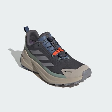 Chaussure basse 'Trailmaker 2' ADIDAS TERREX en gris