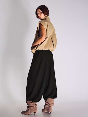 Bershka Barrel Housut värissä musta