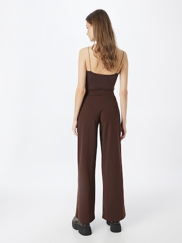 Wide Leg Pantalon à pince 'All In Crepe' NLY by Nelly en marron