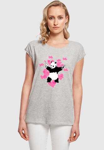 Merchcode T-Shirt 'Brandalised - Panda Guns With Hearts' in Grau: Vorderseite