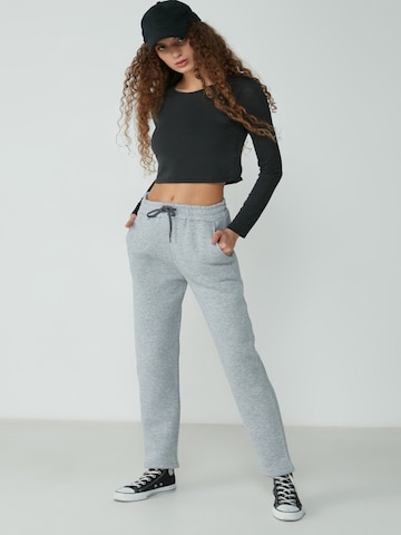 C&City Loose fit Trousers in Grey: front