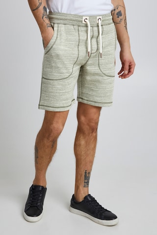 !Solid Regular Sweatshorts 'Aris' in Grün: predná strana