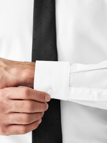 Next Regular Fit Set: Hemd und Krawatte in Weiß