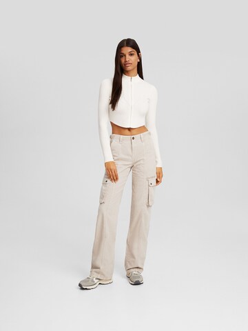 Bershka Loose fit Cargo trousers in Beige