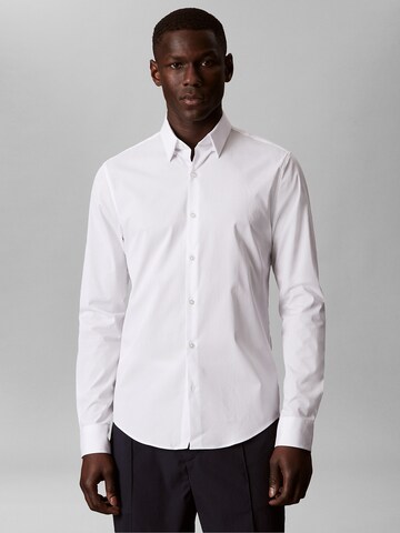 Calvin Klein - Super Slim Fit Camisa 'Essential' em branco: frente