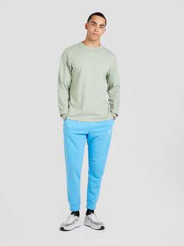 Nike Sportswear - Camiseta 'Premium Essentials' en verde