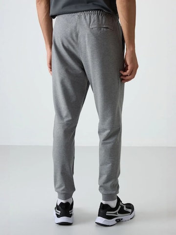 regular Pantaloni sportivi di Tommy Life in grigio