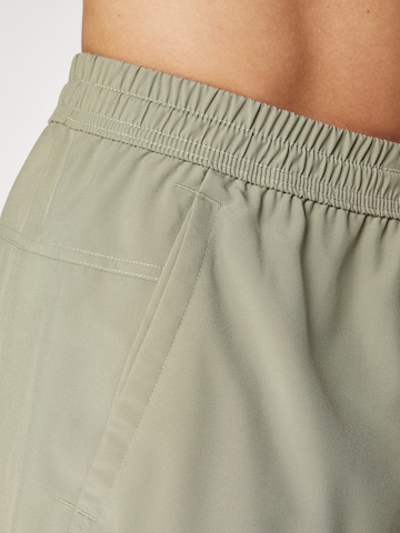 žalia NIKE Standartinis Kelnės