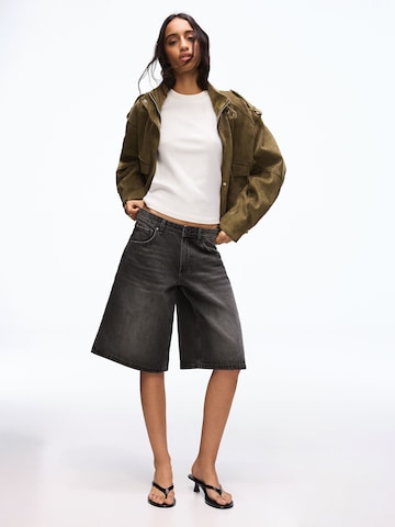 BershkaBaggy Traperice - crna boja