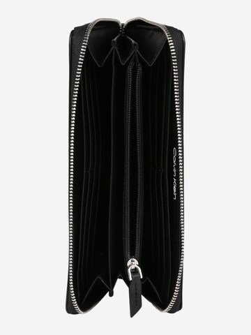 Calvin Klein Kukkaro värissä musta
