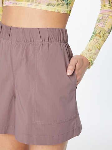 Regular Pantalon 'OFF-DUTY' GAP en violet