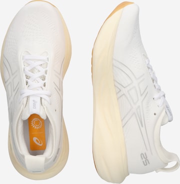 Chaussure de course 'Nimbus 25' ASICS en blanc