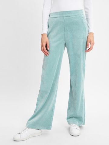 Marie Lund Flared Pants in Green: front