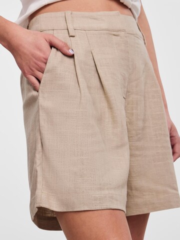 Loosefit Pantaloni con pieghe 'ISMA' di Y.A.S in beige