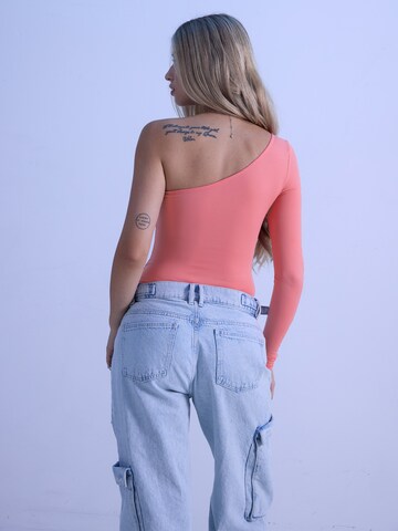 ABOUT YOU x irinassw Shirt body 'Eleni' in Roze