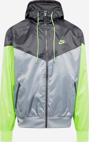 Nike Sportswear Преходно яке в сиво: отпред