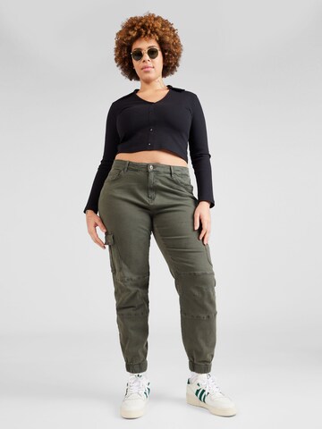 Tapered Jeans cargo 'MISSOURI' di ONLY Carmakoma in verde