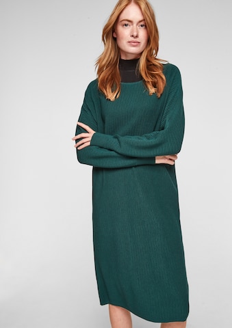 s.Oliver Strickkleid mit Fledermausärmel in Grün: Vorderseite