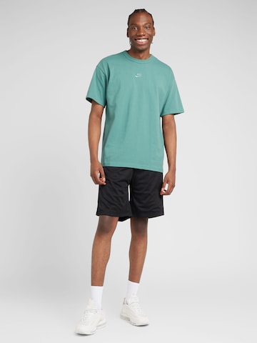 Nike Sportswear T-shirt 'Essential' i grön