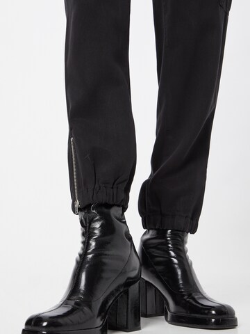 GUESS Tapered Cargohose in Schwarz