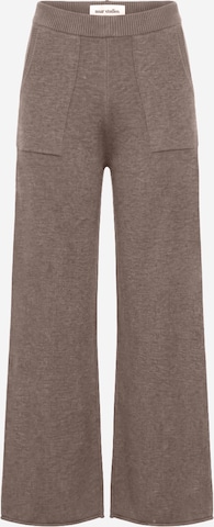 noar studios Regular Hose in Braun: Vorderseite
