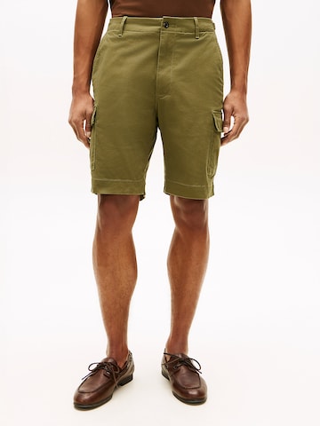Loosefit Pantalon cargo TOMMY HILFIGER en vert : devant