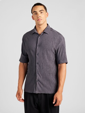 Coupe regular Chemise TOPMAN en gris : devant