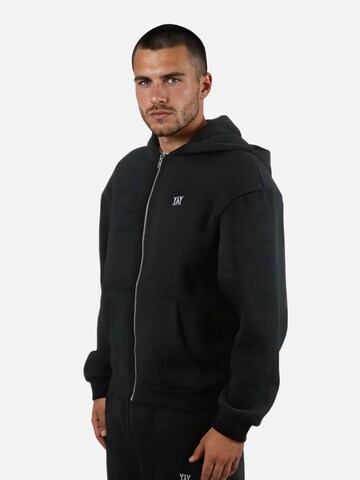 HEFTYKA Zip-Up Hoodie in Black