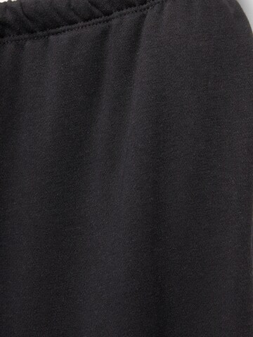Pull&Bear Tapered Broek in Zwart