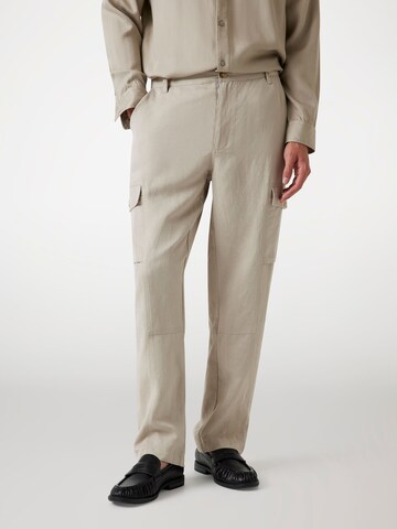 GUESS Regular Cargo Pants in Beige: front