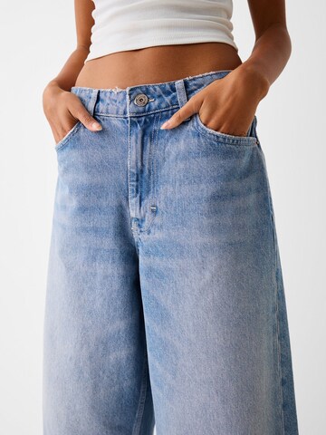 Bershka Loosefit Jeans in Blau