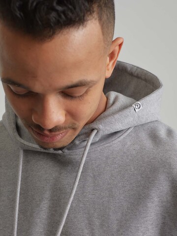 Sweat-shirt 'Kian' ABOUT YOU x Benny Cristo en gris