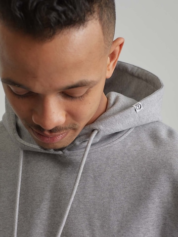 Sweat-shirt 'Kian' ABOUT YOU x Benny Cristo en gris