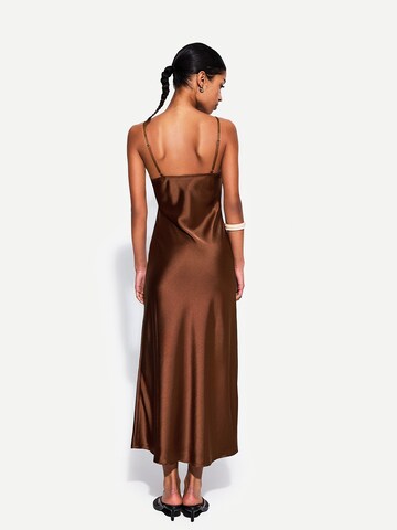 Robe de soirée Bershka en marron
