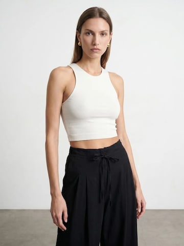 Dilvin Top in White: front