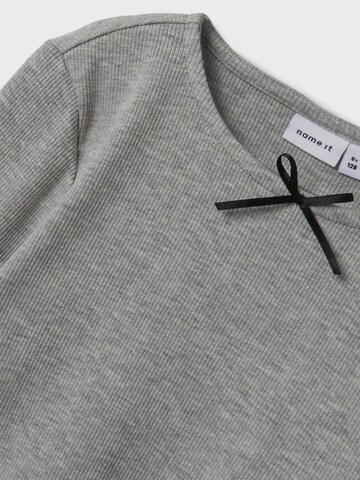 T-Shirt NAME IT en gris