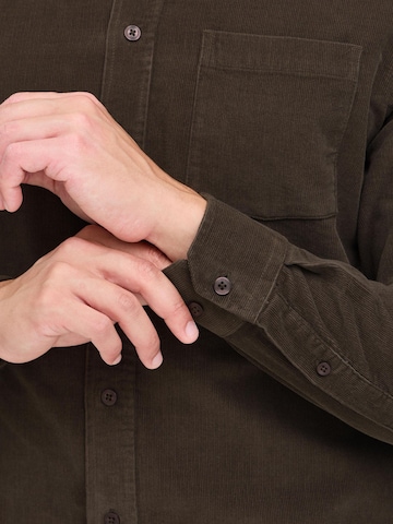 Coupe regular Chemise ' CFAton ' Casual Friday en marron