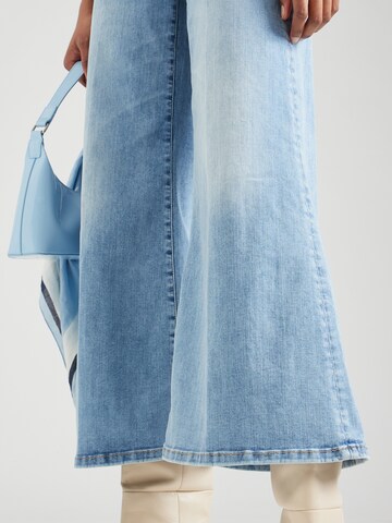 FRAME Bootcut Jeans in Blau