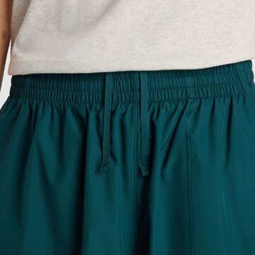 new balance Loosefit 'Trackside Woven Pant'. in Grün