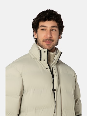 BENVENUTO Winterjacke 'CIRO', Model ist 185 cm groß und trägt Größe 50 in Weiß