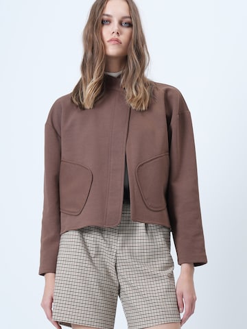 Trend Alaçatı Stili Φθινοπωρινό και ανοιξιάτικο μπουφάν σε καφέ: μπροστά