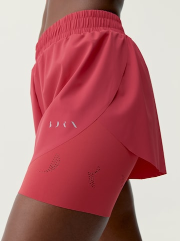 Born Living Yoga Skinny Sportshorts 'Bikila' in Rot