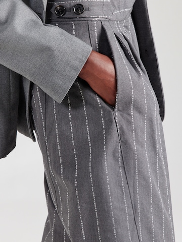 Largi Pantaloni cutați 'QUINN' de la SCOTCH & SODA pe gri