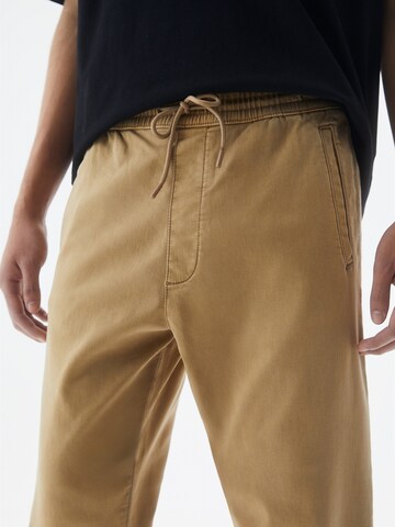 Tapered Pantaloni di Pull&Bear in marrone