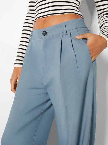 Bershka Loose fit Pleat-Front Pants in Blue