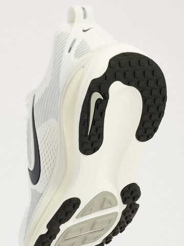 Chaussure de course 'VOMERO 18' NIKE en blanc